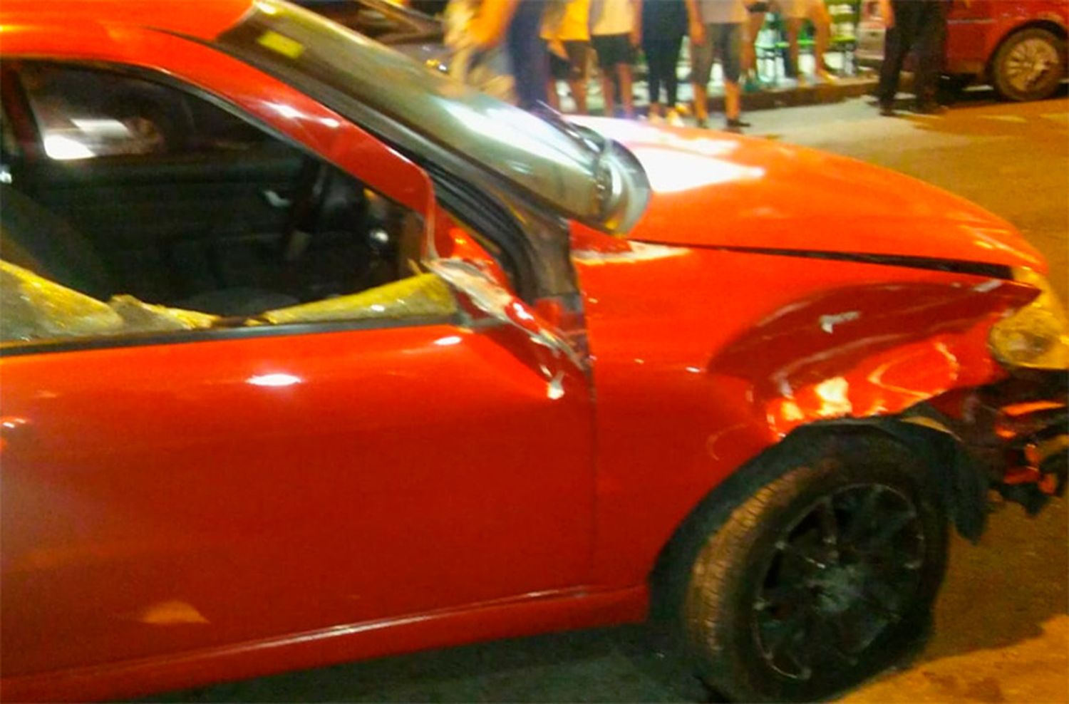 Escapó alcoholizado de un control y chocó cuatro autos estacionados