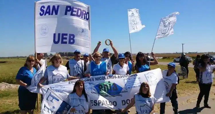 Docentes reclaman en el ingreso a Expoagro