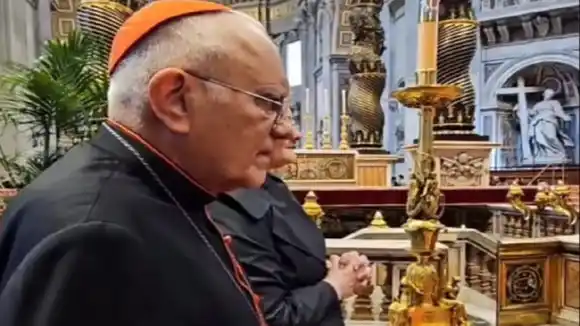 «ADIÓS QUERIDO AMIGO»: cardenal Baltazar Porras se despidió del papa FRANCISCO y oró frente a su ataúd
