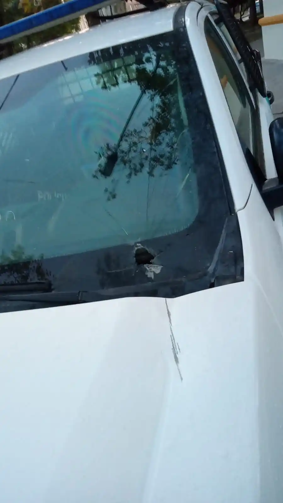 Un grupo de motocicletas dañó el parabrisa de un móvil policial