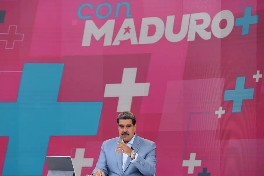 ¡BURRO HABLANDO DE OREJAS! Maduro denuncia CENSURA de los medios que “aún existen en Venezuela”