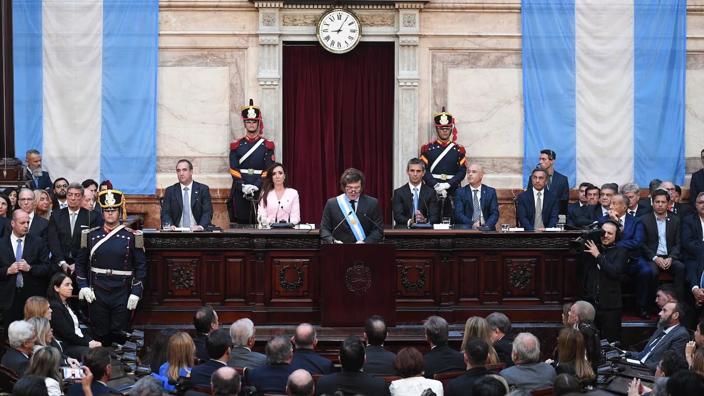Los integrantes del oficialismo y la oposición dialoguista en la comisión de Trabajo y Previsión Social de la Cámara alta