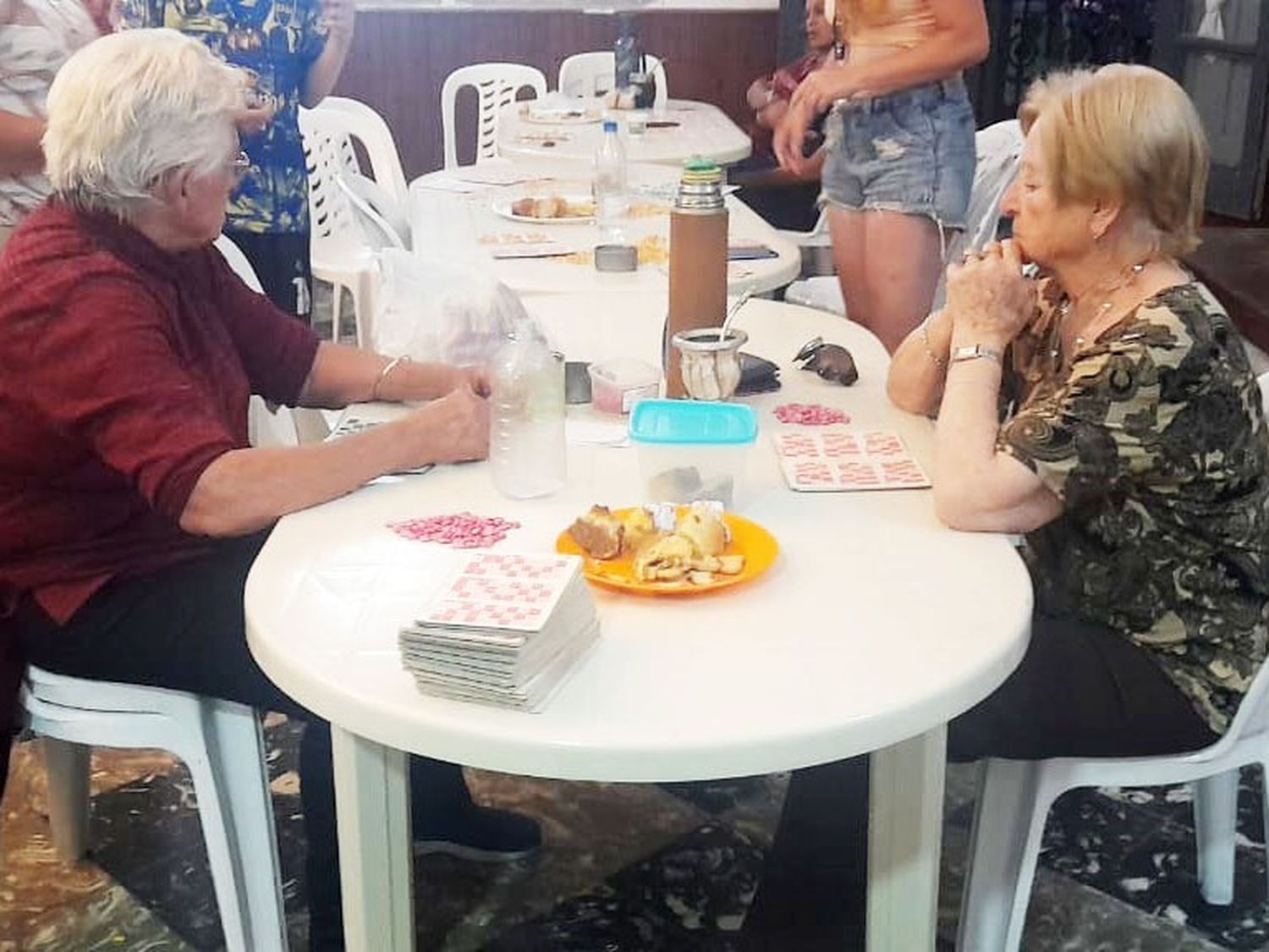La lotería es un motivo de encuentro entre habitués a la Pro Copa.