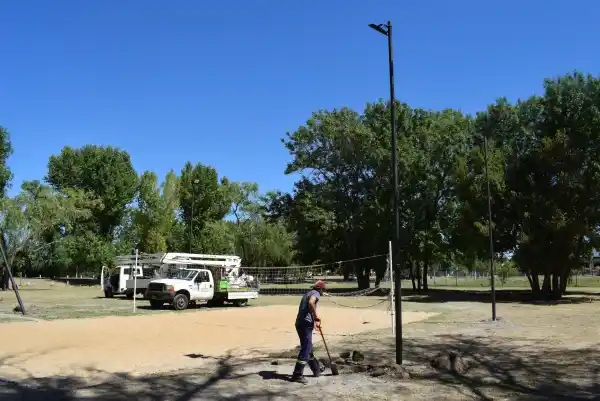 Ultiman detalles en la nueva cancha de Beach Vóley en la costanera con iluminación artificial