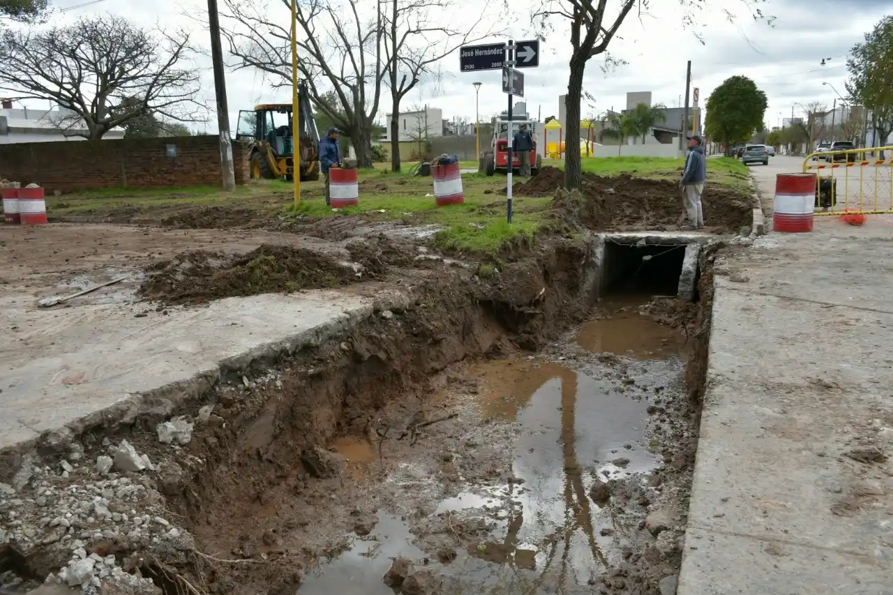 Reparan canal pluvial en Colón y José Hernández tras daños por raíces
