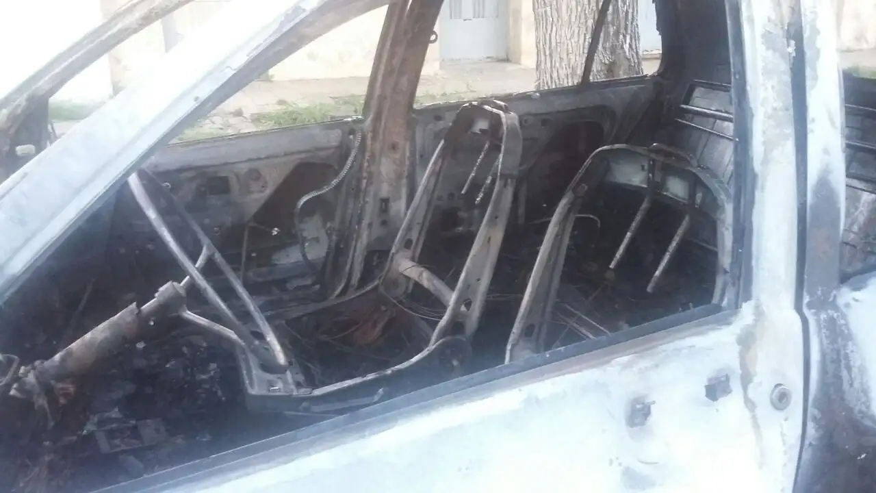 Auto quemado en barrio Guadalupe