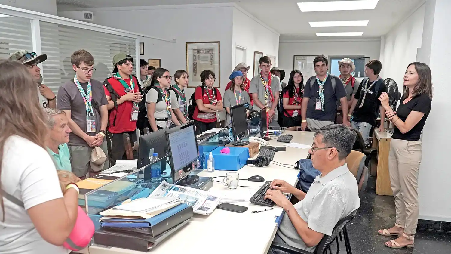 En Ecos Diarios. Los scouts en la redacción durante la visita guiada