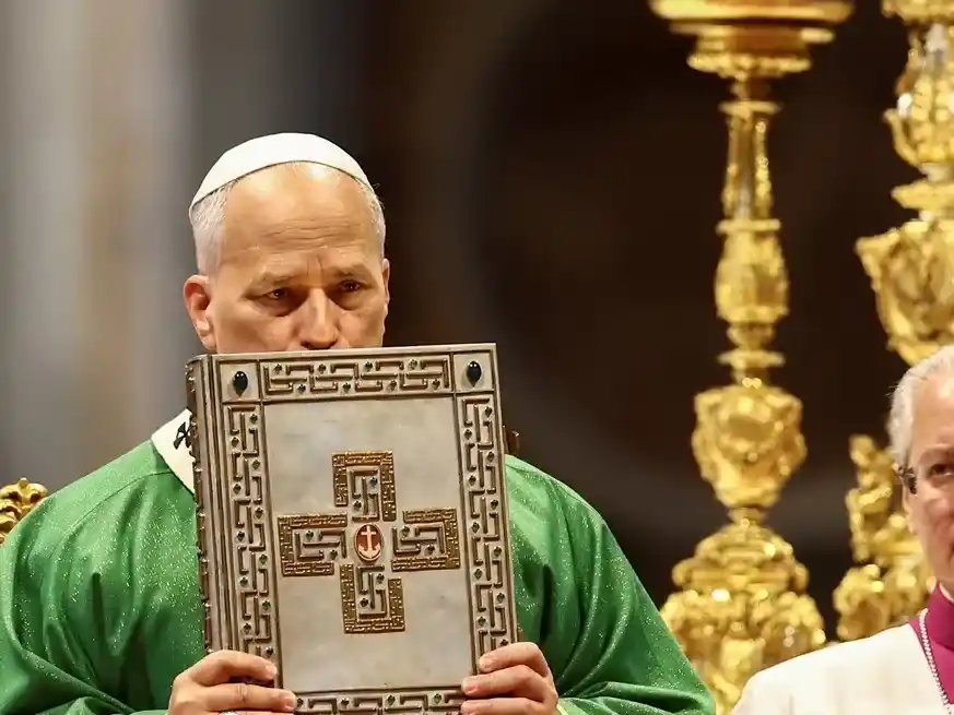 León XIV durante la homilía en la Basílica de San Pedro, en el Jubileo de los Equipos Sinodales. Foto: Reuters