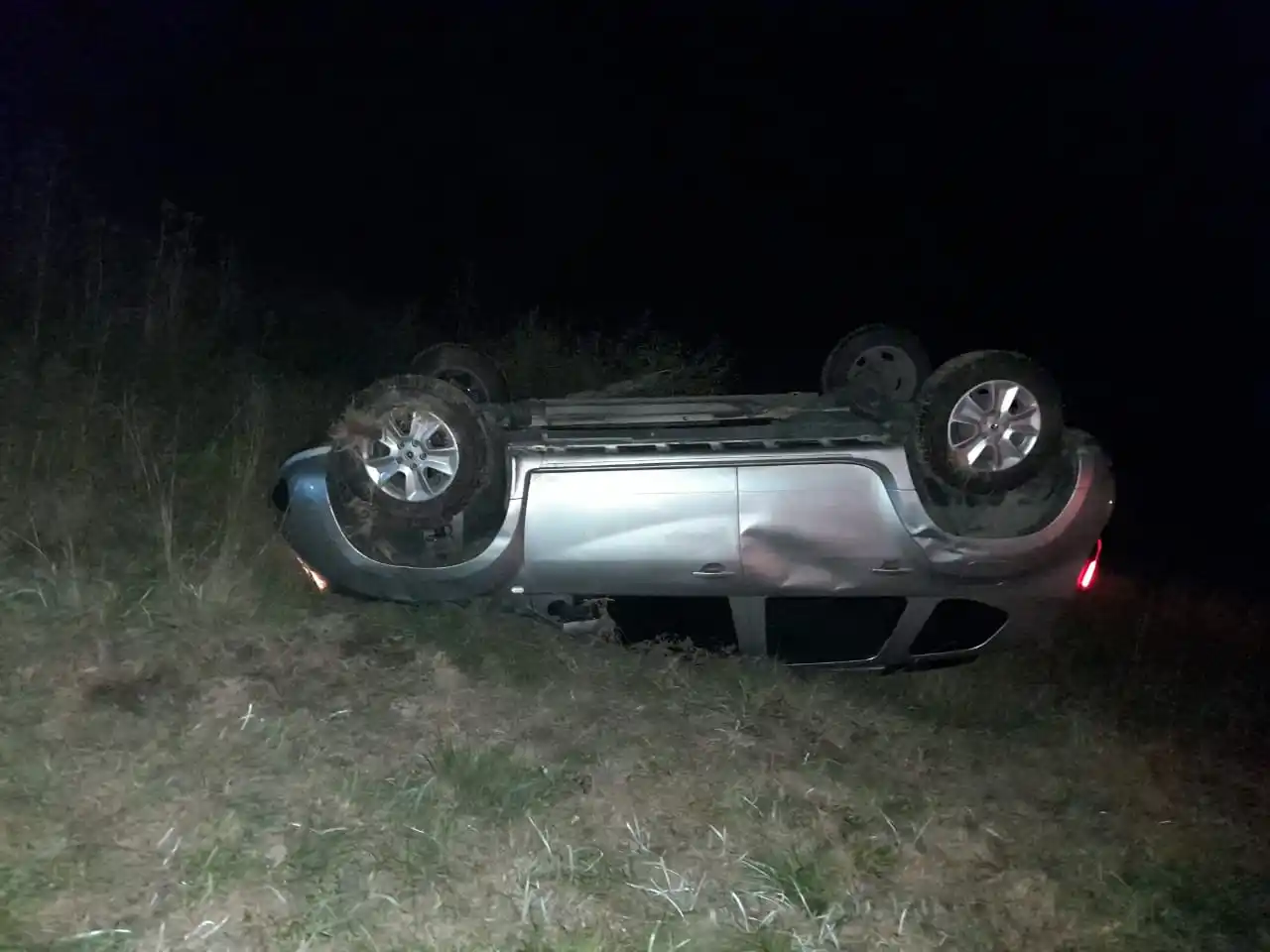 Dos camionetas chocaron en Ruta 12: uno de los vehículos quedó volcado