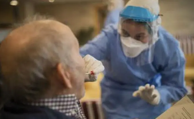 Bajaron los contagios de covid entre el personal de salud bonaerense