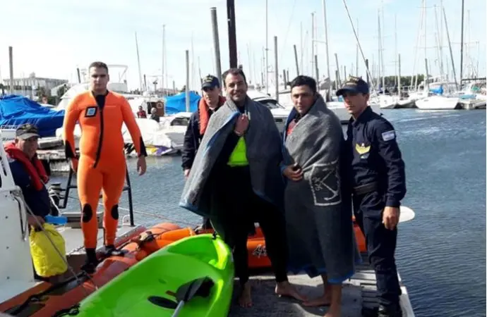 Prefectura rescató a kayakistas que navegaban a la deriva