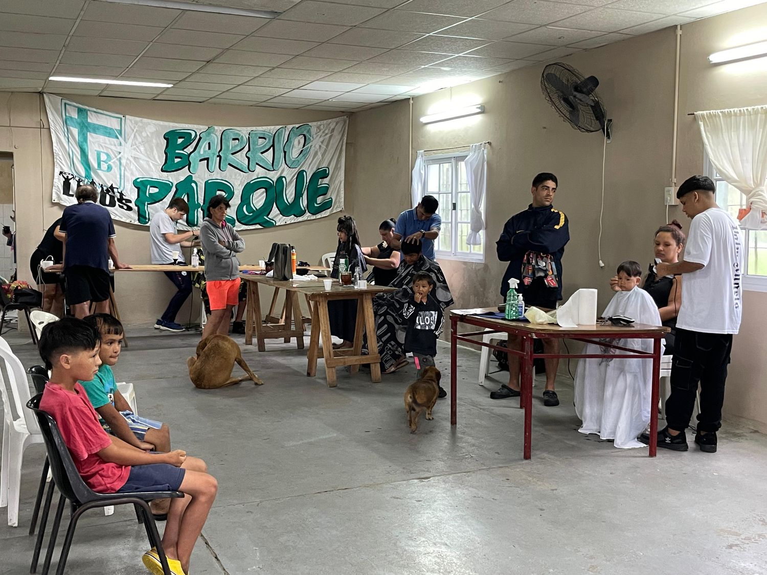 Más de 20 peluqueros de nuestra ciudad participaron de esta movida solidaria que permitió que 150 niños tengan su corte de cabello gratuito antes de empezar las clases