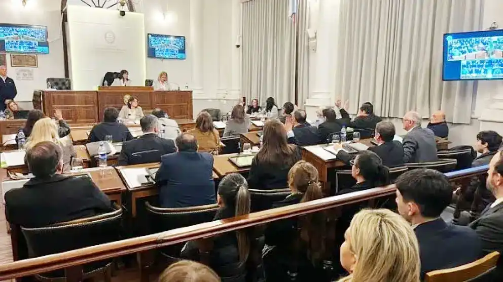 En medio de una fuerte protesta y con dos votos del PJ, el Senado aprobó la reforma jubilatoria