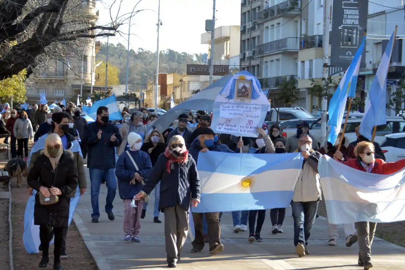 Alrededor de mil personas se manifestaron en Tandil contra el Gobierno nacional