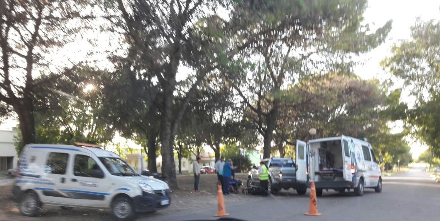 Motociclista lesionado al impactar una camioneta