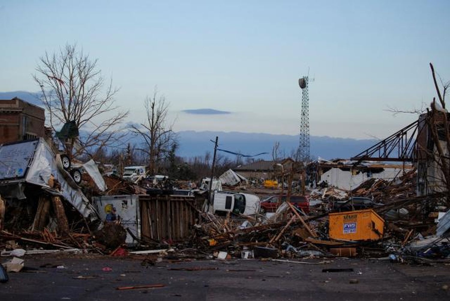 ¡Tragedia en EE.UU.! Al menos 80 muertos en una fábrica de velas tras ola de tornados