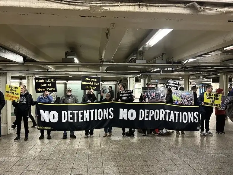 Hubo protestas contra de las detenciones y deportaciones en la estación de metro de Times Square en Nueva York (Estados Unidos).