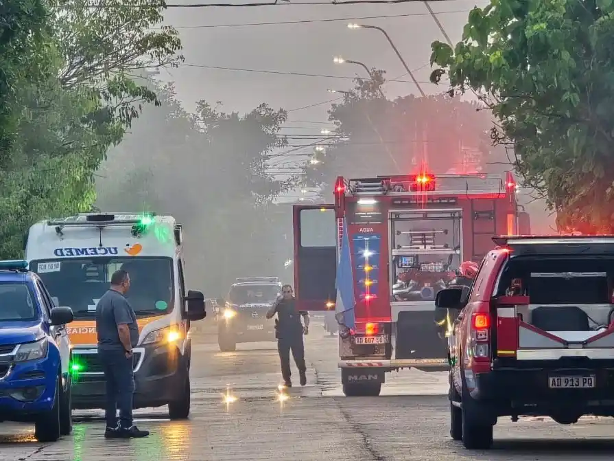 El incendio se originó dentro de un horno industrial instalado en la casa (foto: redes sociales de Bomberos Voluntarios)