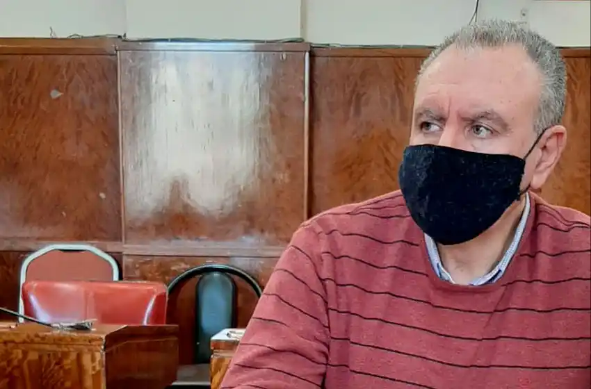 "Hay políticos que cierran escuelas y otros que las abren"