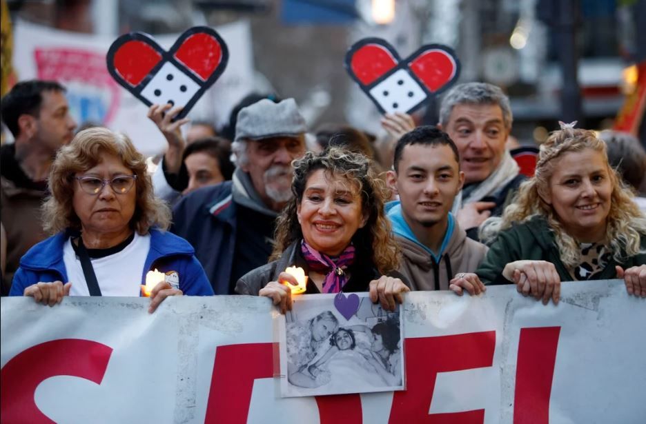 Trabajadores del Garrahan volvieron a reclamar con una "Caminata de las Velas" al Obelisco