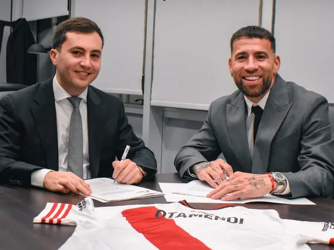 Otamendi al momento de la firma de su contrato, junto a Stefano Di Carlo.