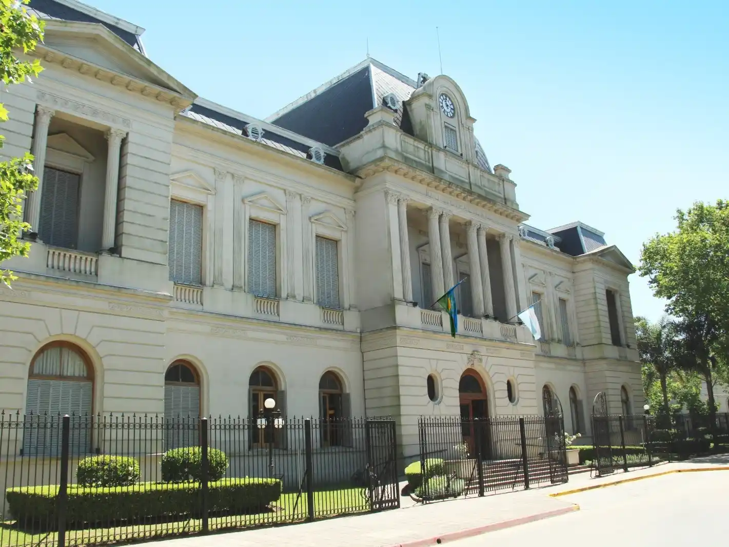 El intendente Marcelo Matzkin designó oficialmente a la primera chatbot reconocida como funcionaria no humana y a cargo de una Dirección General.