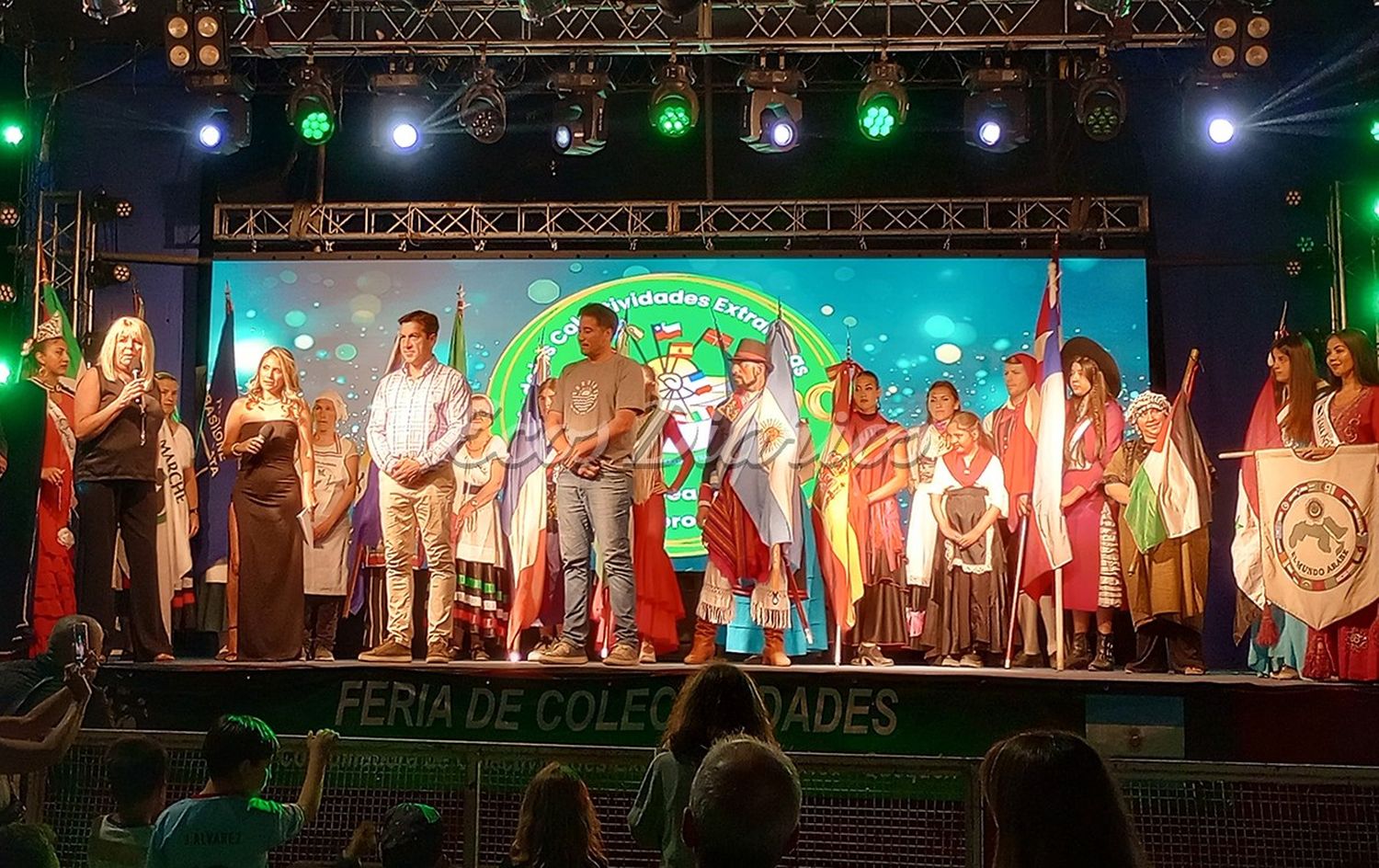 En el escenario. Banderas de ceremonia, junto a María Eseverri, Arturo Rojas y Matías Sierra