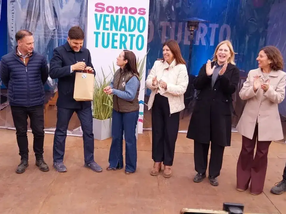 Leticia Di Gregorio en el acto de cierre, junto a autoridades políticas y ruralistas. Foto: Gentileza