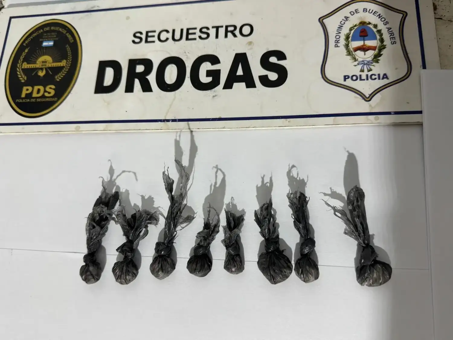 Circulaba en moto sin patente y lo descubrieron con cocaína fraccionada para la venta