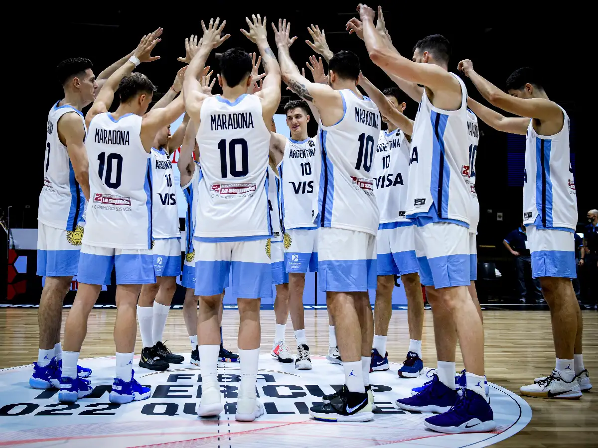 La selección de básquet homenajeó a Maradona