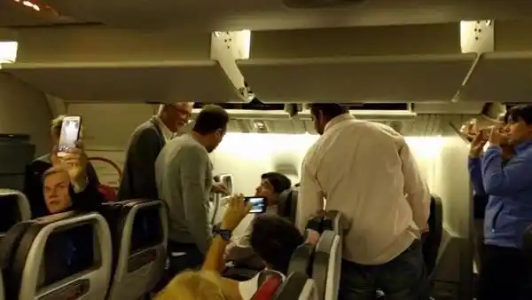 Nuevo escrache a Zannini: ahora lo insultaron en un avión 