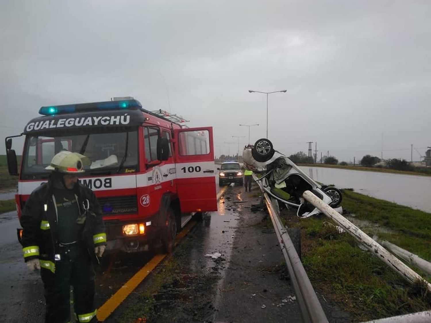 Despiste y vuelco en la Autovía Artigas: dos mayores internados en el Centenario