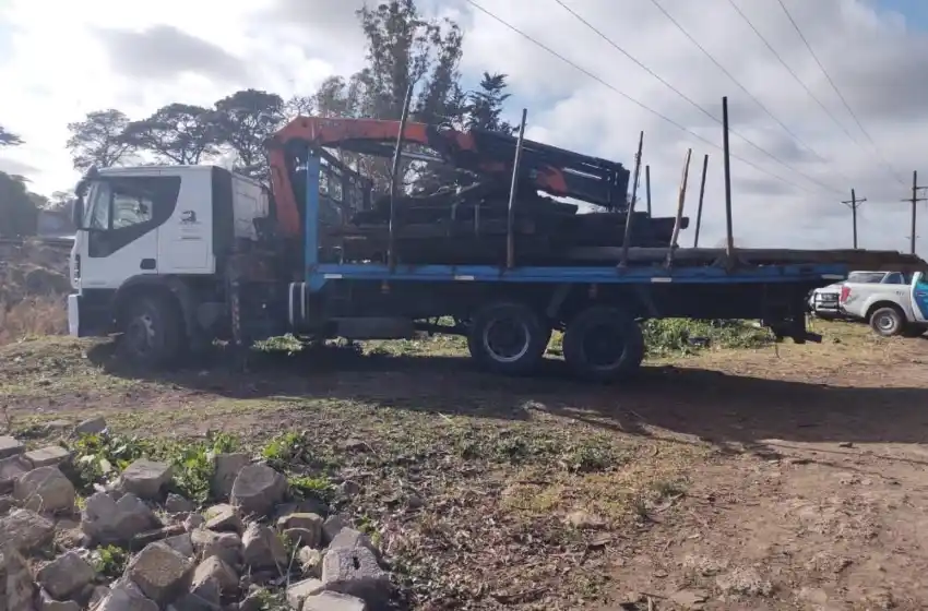 Atraparon a 7 hombres que robaban durmientes de trenes