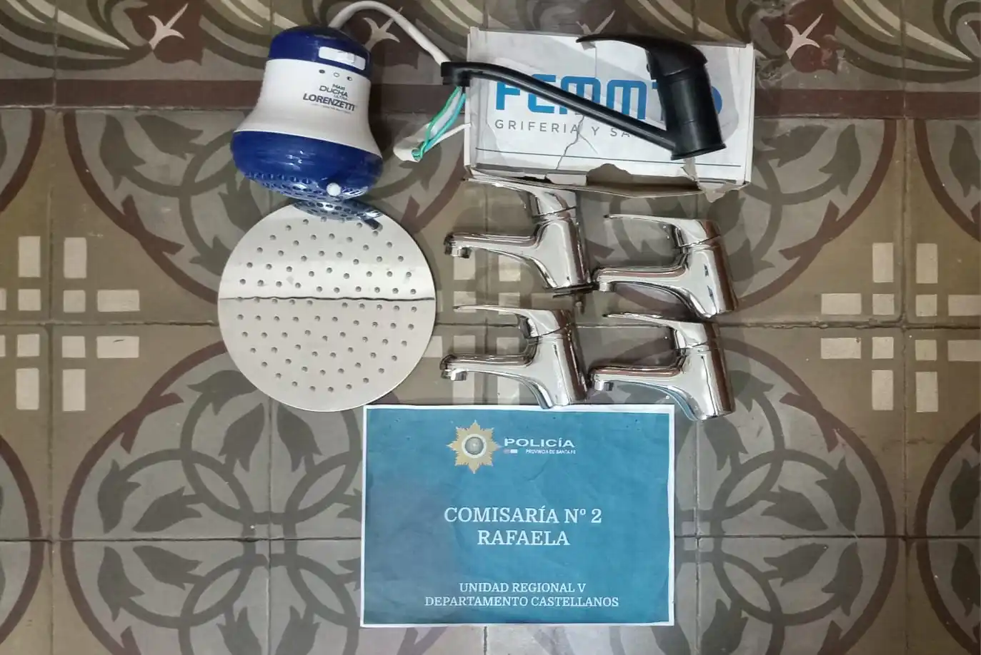 Llegó al local y descubrió la puerta abierta: le habían robado una caja con griferías