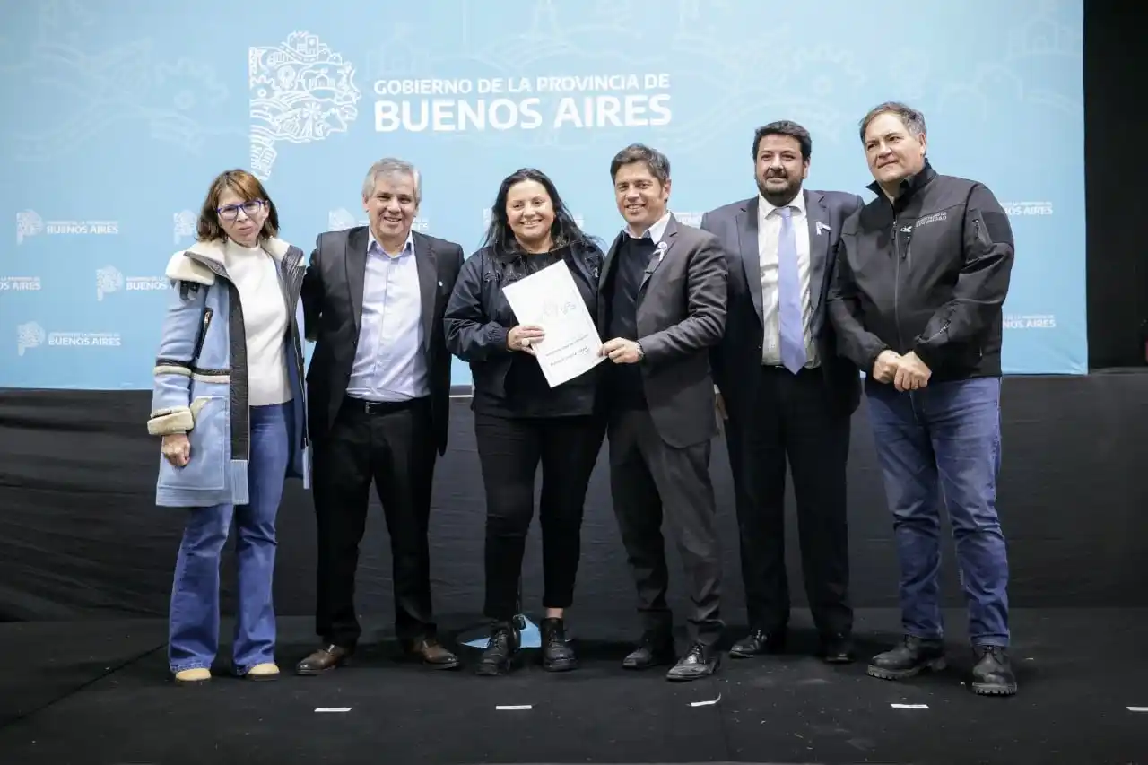 Axel Kicillof y y el intendente Guillermo Britos entregaron títulos de propiedad en Chivilcoy.