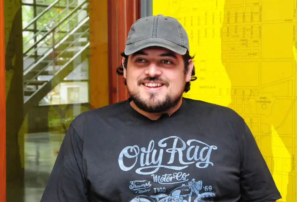 La historia de Braian Ruiz, el artista tandilense que trabaja junto a Sol Fijo