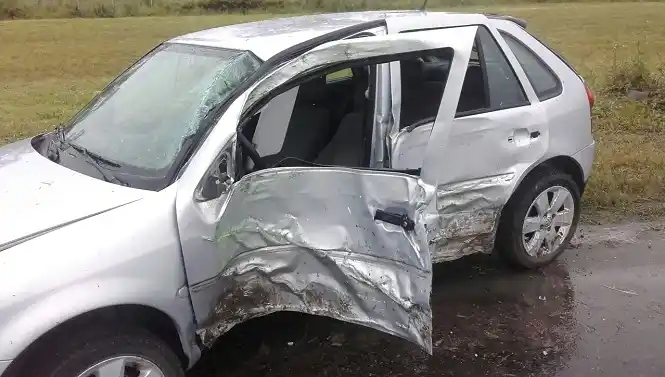 En el ingreso a la ciudad, chocaron contra una columna