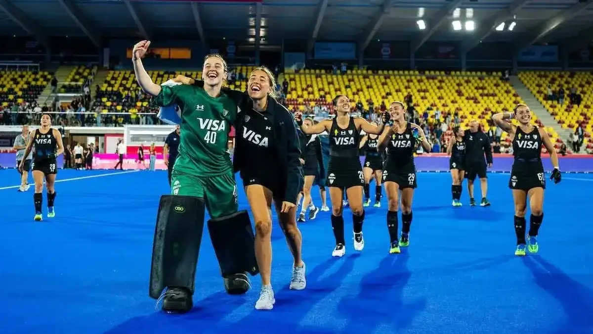 Un festejo de Las Leonas tras el pase a la final, con Bruggesser en el extremo derecho.