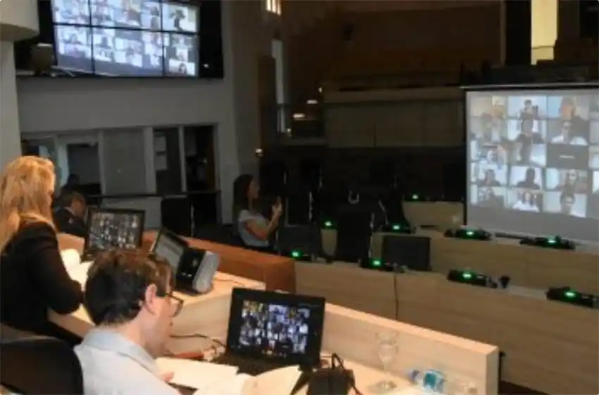 Hacia la digitalización total: vuelven las reuniones de comisiones en el Concejo pero con modelo virtual