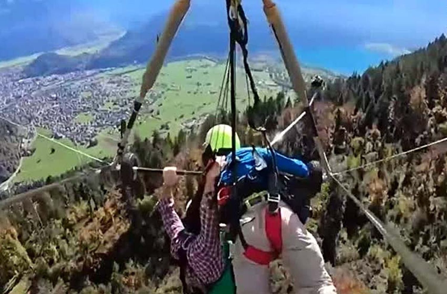 Aterrador: se tiró en parapente y el instructor se olvidó de atarle el arnés de seguridad