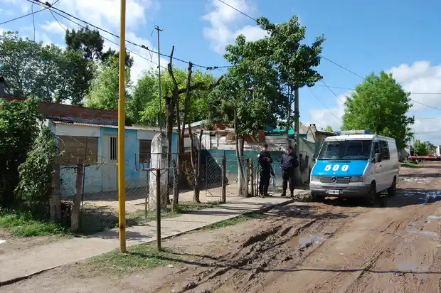 Allanaron tres casas por robo a la escuela y recuperaron parte de lo robado