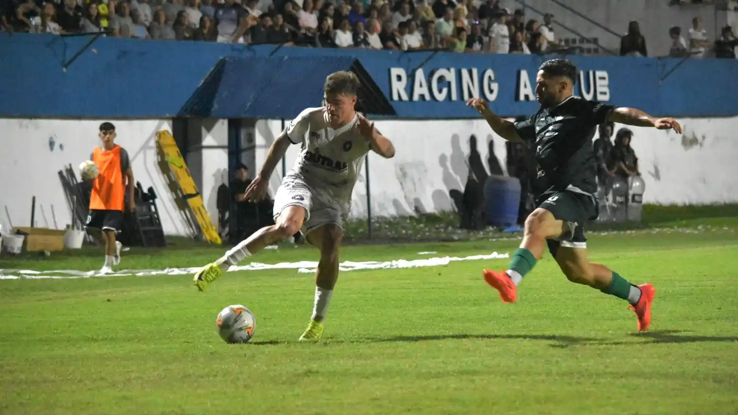Racing y Ferro de Pico igualaron en dos goles. (Foto gentileza de Analía Páez).