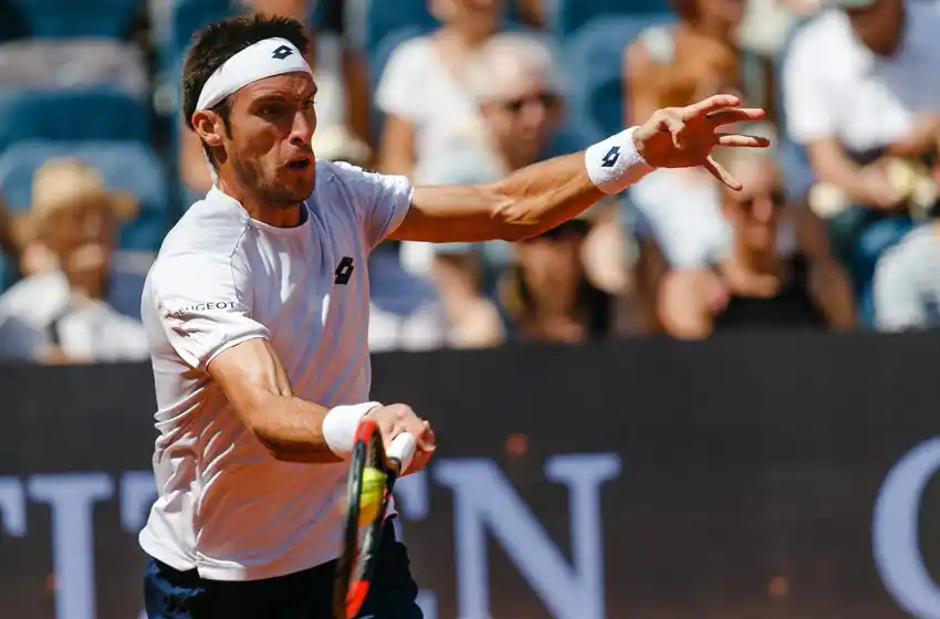 Leo Mayer ganó y se metió en octavos