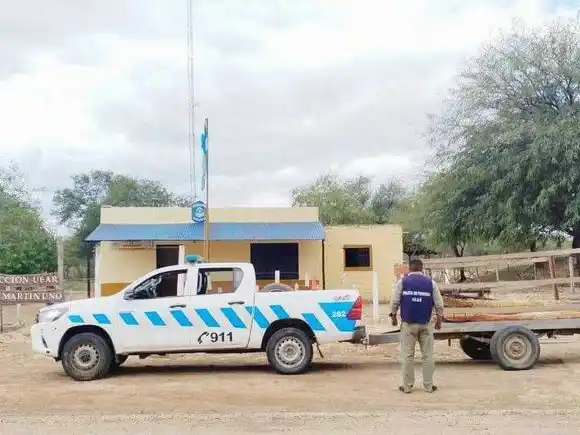 Detuvieron a dos hombres y secuestraron postes de maderas y un carrito