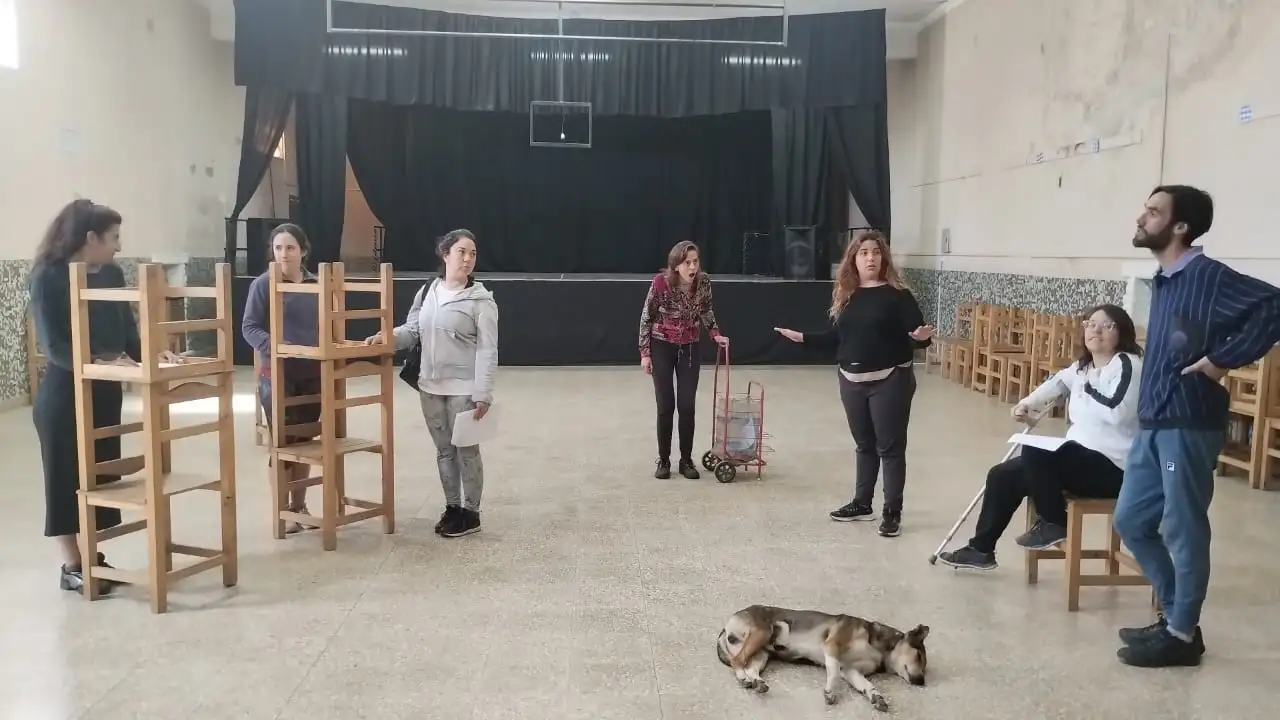 El equipo, en el marco de uno de los ensayos de la obra que propone reflexionar sobre los padecimientos vinculados a la salud mental.