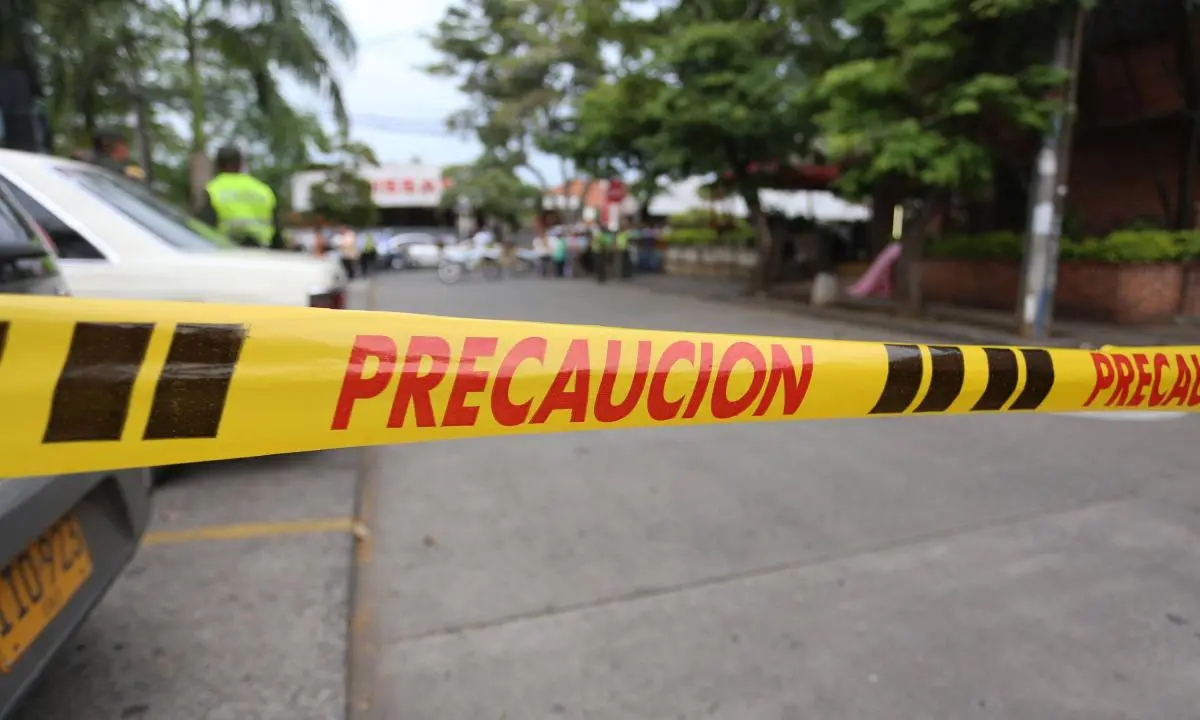 ¡MACABRO! Hallan cuerpo de una mujer atado a un árbol en Bogotá