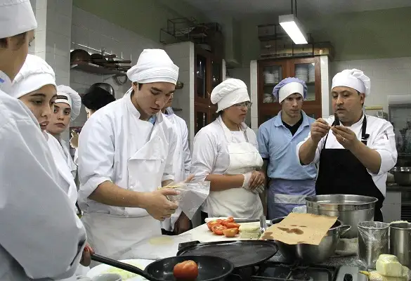 Estudiantes de la Técnica Nº 1 aprendieron junto a un chef mexicano 