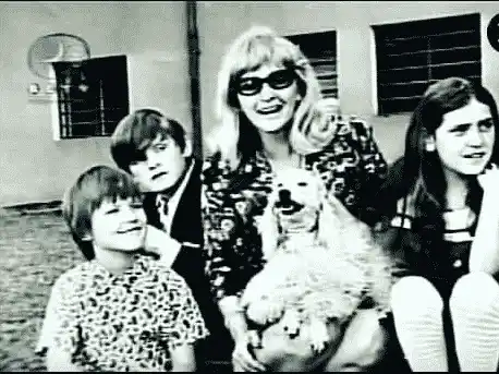 Carlos Cámara con su madre, Elisa Parejo, y sus hermanos Víctor y Lolita. Foto Facebook