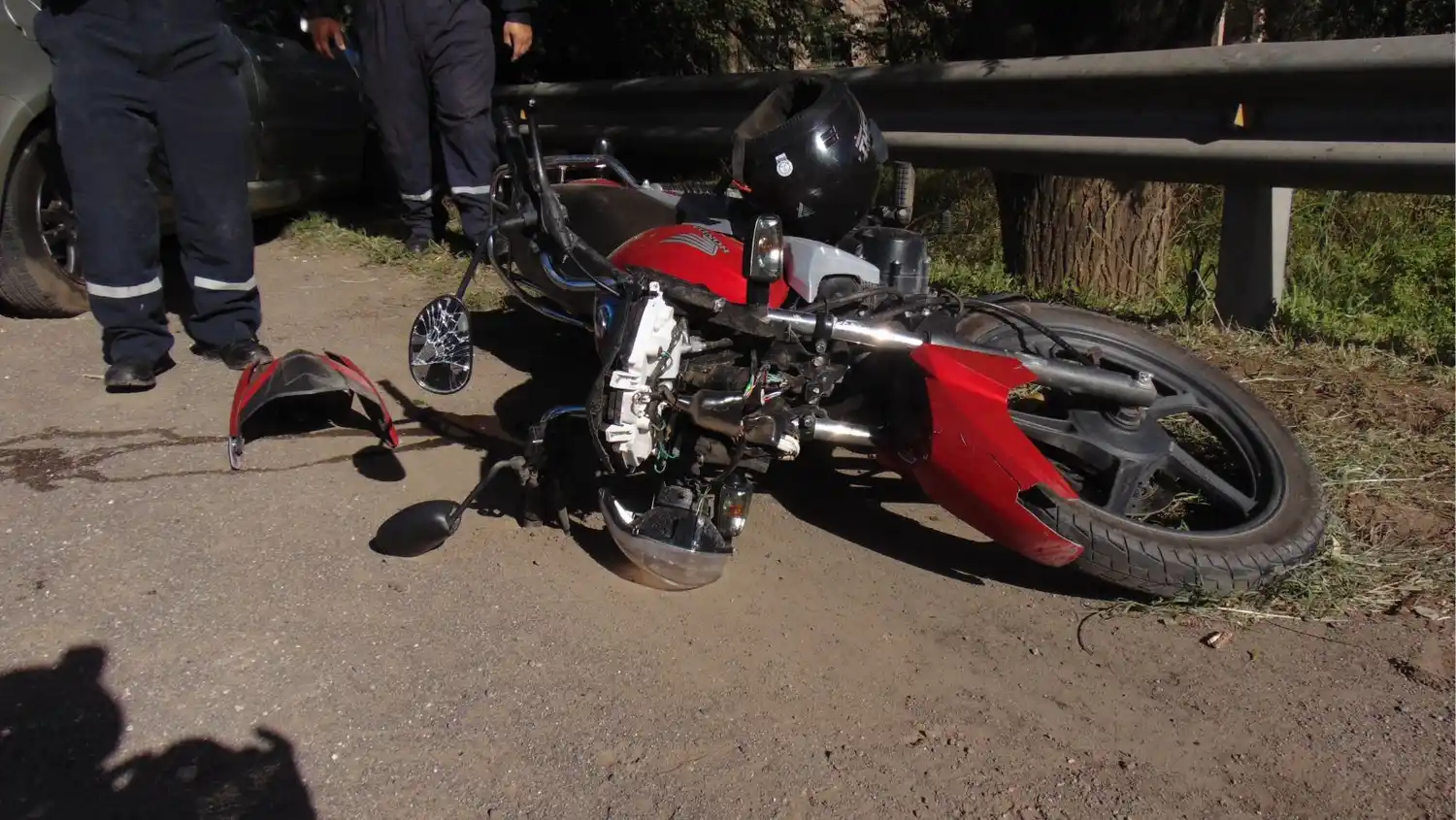 La moto quedó tendida a la vera de la ruta.