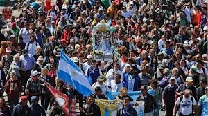 Miles de fieles peregrinan a Luján para pedirle y agradecerle a la Virgen